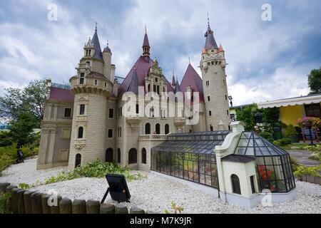 KOWARY, Polen - 12. JULI 2017: Modell der fabelhafte Schloss Moszna, in der Nähe von Opole in Miniatur Park Stockfoto