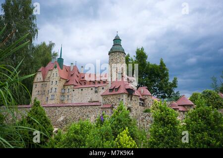 KOWARY, Polen - Juli 12, 2017: Das Modell der mittelalterlichen defensive Czocha Schloss in Lesna im kleinen Park. Stockfoto