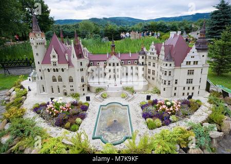 KOWARY, Polen - 12. JULI 2017: Modell der fabelhafte Schloss Moszna, in der Nähe von Opole in Miniatur Park Stockfoto