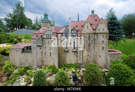 KOWARY, Polen - Juli 12, 2017: Das Modell der mittelalterlichen defensive Czocha Schloss in Lesna im kleinen Park. Stockfoto