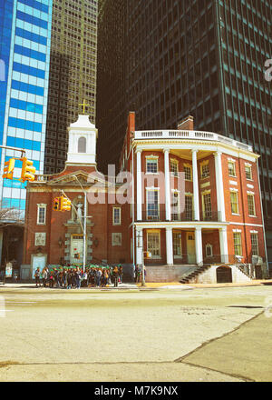 New York, Vereinigte Staaten - 25 April 2015: James Watson House im Finanzviertel von Manhattan, New York City, USA. Touristen sind die Straße überqueren. Getönt Stockfoto