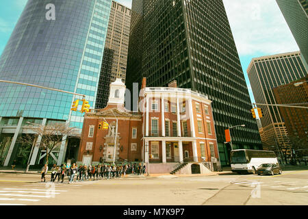 New York, Vereinigte Staaten - 25 April 2015: James Watson House im Finanzviertel von Manhattan, New York City, USA. Touristen sind die Straße überqueren. Getönt Stockfoto