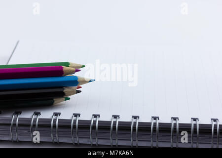 Leer notebook auf weißem Hintergrund mit Buntstift isoliert Stockfoto