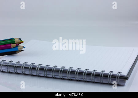 Leer notebook auf weißem Hintergrund mit Buntstift isoliert Stockfoto