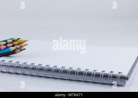 Leer notebook auf weißem Hintergrund mit Buntstift isoliert Stockfoto