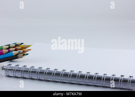 Leer notebook auf weißem Hintergrund mit Buntstift isoliert Stockfoto