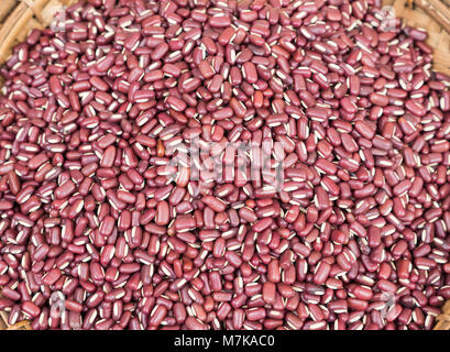 Rote Bohnen Haufen vom Bio-Bauernhof in der Bamboo Korb für den Verkauf auf dem lokalen Markt. Stockfoto