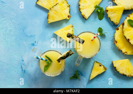 Selbstgemachte erfrischende Frucht trinken mit Ananas, frische Vitamine. Kalten Sommer trinken. Stockfoto