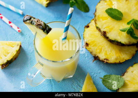 Selbstgemachte erfrischende Frucht trinken mit Ananas, frische Vitamine. Kalten Sommer trinken. Stockfoto