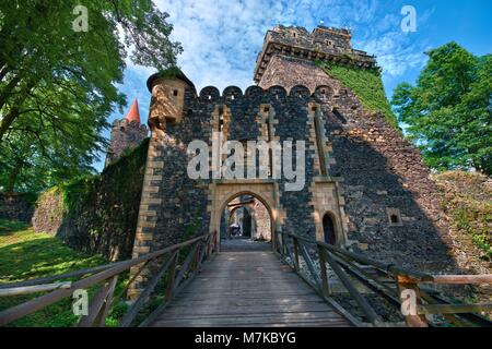 Hölzerne Brücke und Portal zu Gothic-Renaissance stil Grodziec Schloss in Niederschlesien, Polen Stockfoto