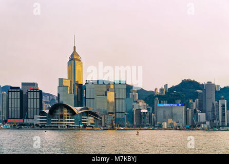 Hong Kong, Hong Kong - 6. März 2016: schönen Victoria Harbour in Hong Kong bei Sonnenuntergang. Blick von Kowloon auf HK Island. Goldenen Sonnenuntergang Stockfoto