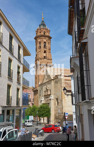 Die Echten College de San Sebastian, mit dem barocken Glockenturm sieht von oben nach unten über die umliegenden Häuser und Straßen von Antequera Stockfoto