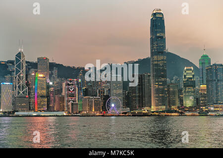 Hong Kong, Hong Kong - 6. März 2016: Skyline und den Victoria Harbour in Hong Kong. Blick von Kowloon auf HK Island. Am Abend Stockfoto