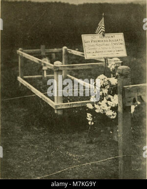 Ein Propagandaplakat aus dem Ersten Weltkrieg aus dem Jahr 1918 mit dem Titel „und sie dachten, wir würden nicht kämpfen“ zeigt einen US-Soldaten, der mit einem Gewehr vorrückt und nationale Stärke und Patriotismus symbolisiert. Stockfoto