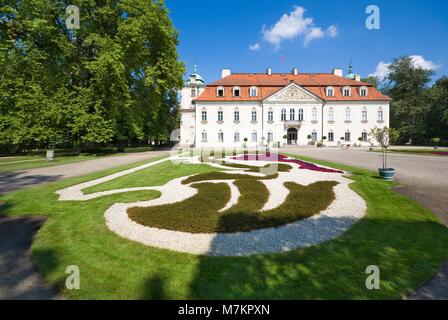 NIEBOROW, Polen - 20. August: Aristokratische barocken Palast, der von einem Garten im französischen Stil umgeben am 20. August 2016 in Nieborow, Polen Stockfoto