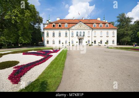 NIEBOROW, Polen - 20. August: Aristokratische barocken Palast, der von einem Garten im französischen Stil umgeben am 20. August 2016 in Nieborow, Polen Stockfoto