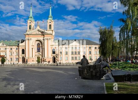 Warschau, Polen - 24. August: kleiner Abschnitt des Warschauer Aufstands Denkmal auf Krasinski Square, das Feld Kathedrale der Polnischen Armee im Hintergrund Stockfoto