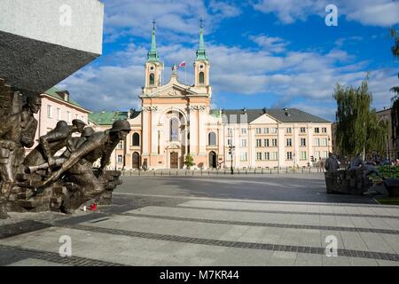 Warschau, Polen - 24. AUGUST: Aus zwei Teilen Warschauer Aufstand Denkmal auf Krasinski Square, das Feld Kathedrale der Polnischen Armee in der backgrou Stockfoto