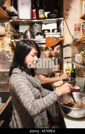 Eine Mutter und Tochter Kochen in einem Restaurant Küche in New York City. Stockfoto