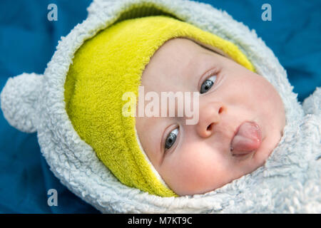 4 Monate altes Baby, das es die Zunge. Stockfoto