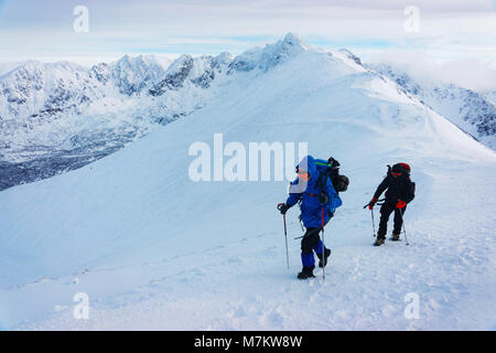 Menschen klettern auf Kasprowy Wierch Zakopane in der Hohen Tatra im Winter. Kasprowy Wierch ist ein Berg in Zakopane und die beliebtesten Skigebiet, in Po Stockfoto