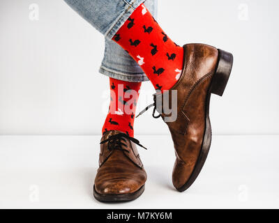 Helle, lustige Socken, Vintage, braune Schuhe und mens Füße auf einem weißen Hintergrund. Mode, Stil, Schönheit Stockfoto