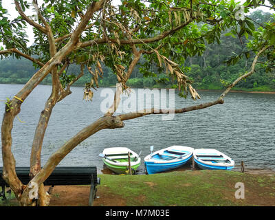 Kumily, Kerala, Indien - DEC. 16, 2011: Drei leere Boote in der Frontseite bei Periyar See in Periyar Wildlife Sanctuary, Kumily, Kerala, Indien Stockfoto