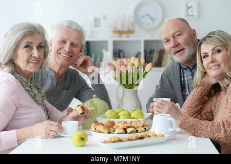 Zwei ältere Paare Tee trinken. Stockfoto