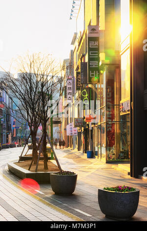 Busan, Südkorea - 14. März 2016: Sonnenaufgang auf der Straße in der Innenstadt von Busan, Südkorea Stockfoto