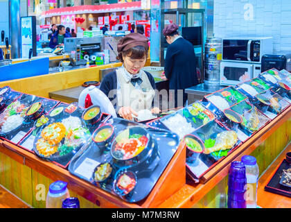 Busan, Südkorea - 13. März 2016: Weibliche Verkäufer von Essen in der Shopping Mall in Busan, Südkorea Stockfoto