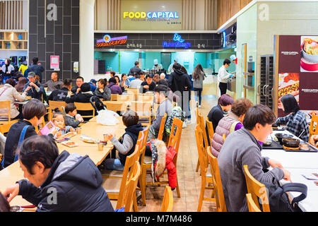 Busan, Südkorea - 13. März 2016: Asiatische Menschen Essen in der Kantine in der Shopping Mall in Busan, Südkorea Stockfoto