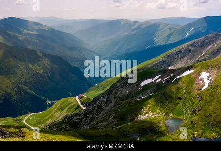 Schöne Aussicht in das Tal des fagars Berg. See unter den Grashängen und felsige Klippen. unvergesslichen Urlaub in Rumänien Stockfoto