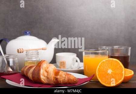 Hausgemachte Croissants auf ein Frühstück mit frischem Obst, Saft und Kaffee und frisches Obst. Stockfoto