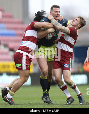 Wakefield Trinity Keegan Hirst ist von Wigan Warriors Taulima Tautai (links) und Sam Powell (rechts) während der Betfred Super League match bei der DW Stadium, Wigan in Angriff genommen. Stockfoto