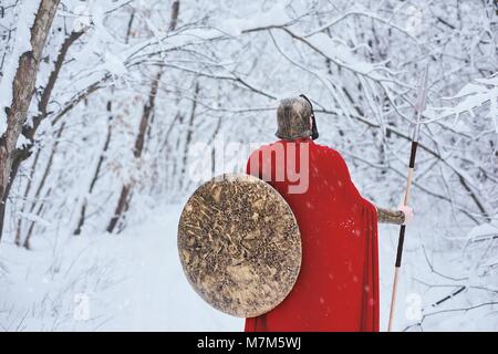 Nahaufnahme von Spartan Mann in Winter Forest. Stockfoto