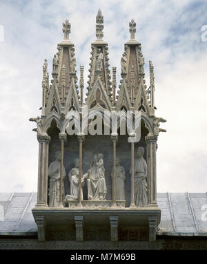 Giovanni Pisano (ca. 1250-ca. 1315). Camposanto Monumentale, 14. Gotische Tabernakel. Es enthält die Jungfrau Maria mit Kind von vier heiligen umgeben. Pisa, Italien. Stockfoto