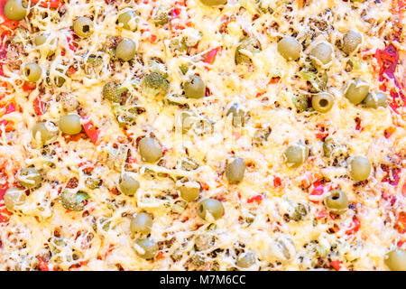 Frisch gebackene Pizza mit viel Käse und Gemüse Stockfoto