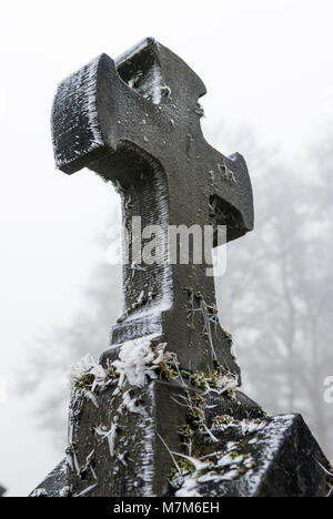 Geheimnisvolle belgischen Friedhof am Waldrand im Winter mit Frost, Eis und Schnee auf den Gräbern Stockfoto