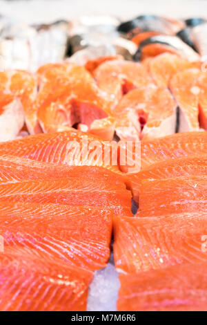 Frische Forellen Filets im Eis. Gesundes Essen Stockfoto