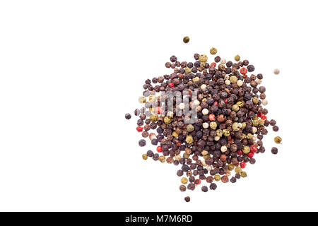 Schwarze, rote und weiße Pfefferkörner auf weißem Hintergrund. Haufen von Spice. Mischung der unterschiedlichen Paprika. Ansicht von oben, Makro, selektiver Fokus, Fokus, Stockfoto