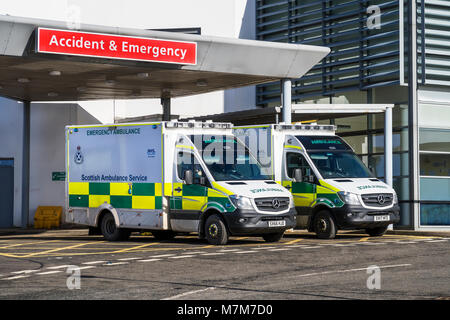 Ambulanzen außerhalb der Unfall- und Notfallambulanz an crosshouse University Hospital, Crosshouse, Ayrshire, Schottland, UK geparkt Stockfoto