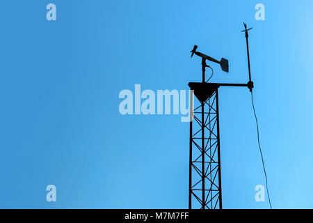 Intelligente Landwirtschaft und intelligente Bauernhof Technologiekonzept. Rotierenden Flügelrad Anemometer, ein meteorologisches Instrument zur Messung der Windgeschwindigkeit und solar c Stockfoto