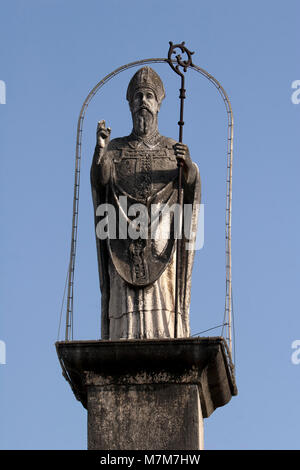 Statue des Hl. Johannes von Trogir über dem nördlichen Eingang in die Stadt Trogir in Kroatien Stockfoto