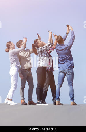 Ansicht der Rückseite. glückliche Freunde auf selfie. Stockfoto