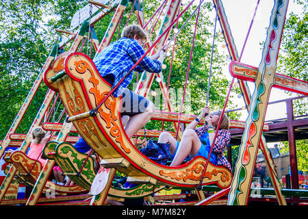 Mutter und Tochter genießen Sie den Swing Stühle an der Carter's traditionelle Steam Fair in Priory Park, North London, Großbritannien Stockfoto