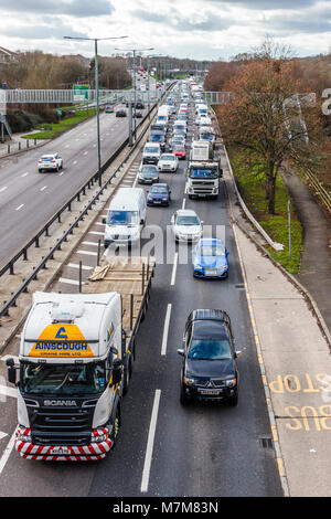 Die üblichen Osten-gebundenen Verkehr Stau auf der North Circular Road, London, UK, zu Friern Brücke Stockfoto