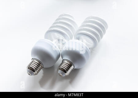 Zwei energieeffiziente high power fluoreszierende fotografische Glühlampen auf weißem Hintergrund Stockfoto