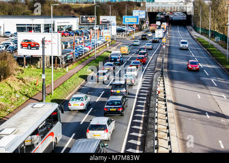 Die üblichen Osten-gebundenen Verkehr Stau auf der North Circular Road, London, UK, zu Friern Brücke Stockfoto