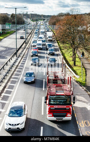 Die üblichen Osten-gebundenen Verkehr Stau auf der North Circular Road, London, UK, zu Friern Brücke Stockfoto