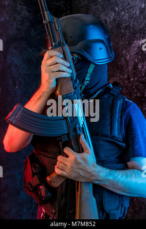 Kriminalität, bewaffneter Mann mit Schrotflinte und kugelsicheren Weste Stockfoto